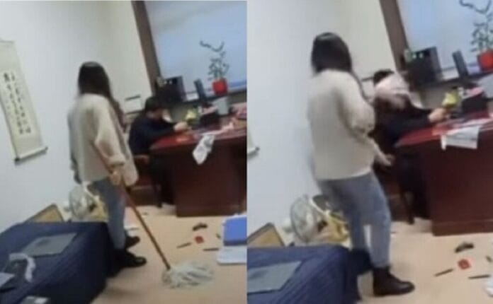 Mujer golpea con un trapeador a su jefe