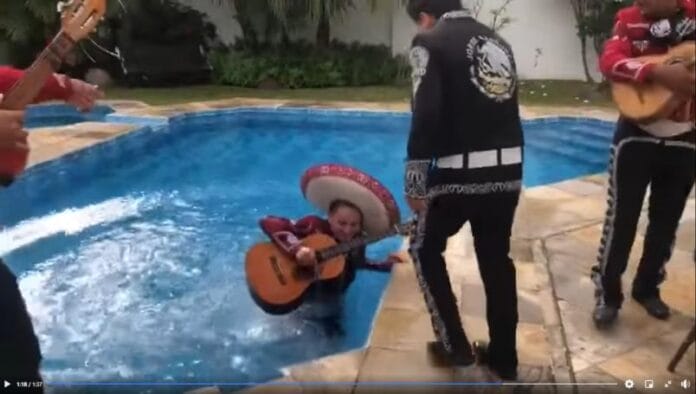 Mariachi cae una piscina llena de agua por accidente (video)