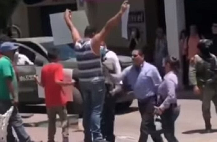 Gobernador de Michoacán empuja a manifestante