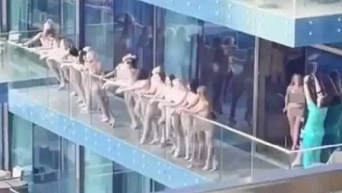 Captan a varias mujeres posando desnudas en un balcón de Dubái (video)