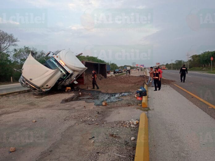 Conductor de tráiler dormita y vuelca en la carretera Mérida-Campeche