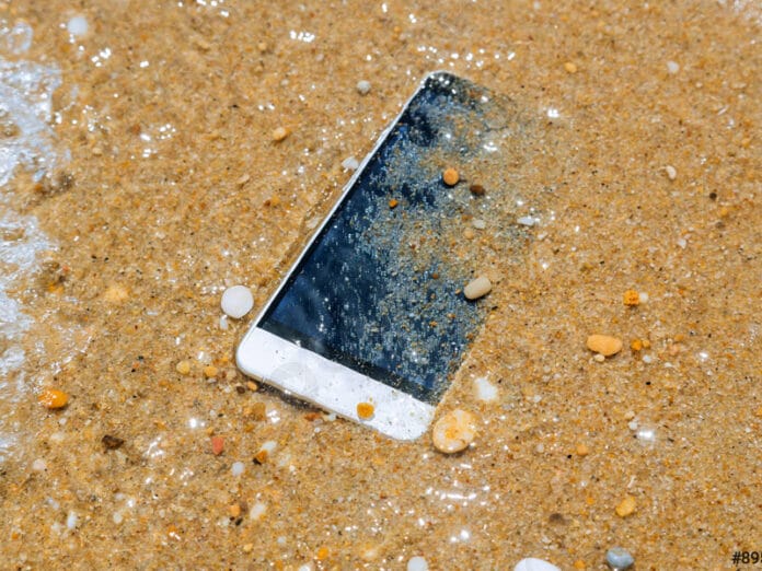 Mujer perdió su celular en el mar y lo recuperó 77 días después