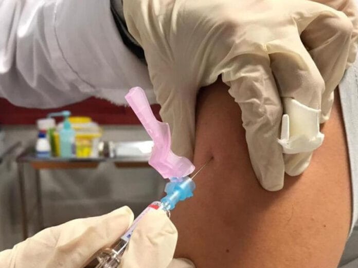 Pfizer solicitará autorización para aplicar vacuna a menores de 12-15 años