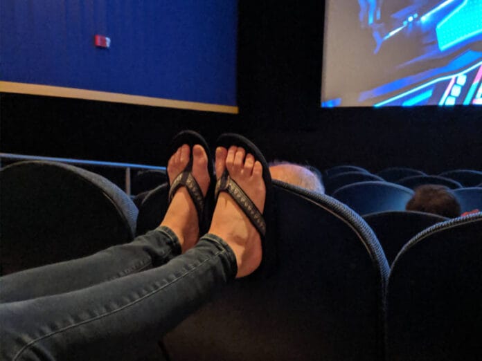 Por pedirles que bajen los pies, mujeres denuncian a empleado de cine
