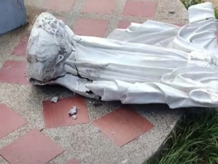 Niña muere tras caerle encima la estatua del Sagrado Corazón