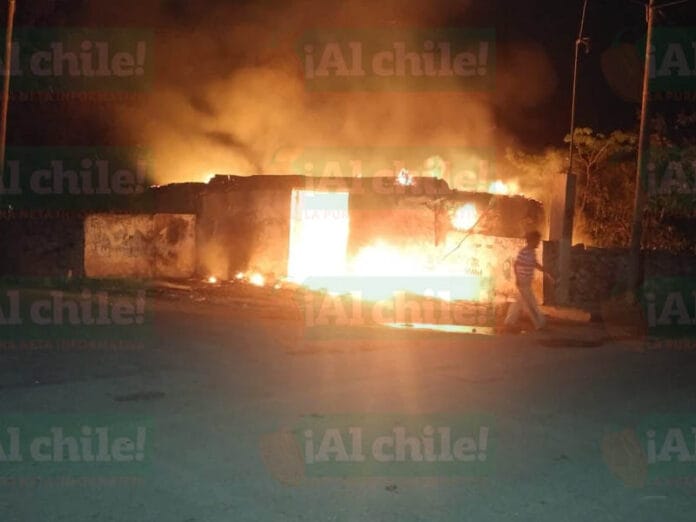 Grupo de choque quema la casa de un militante panista en Yobaín