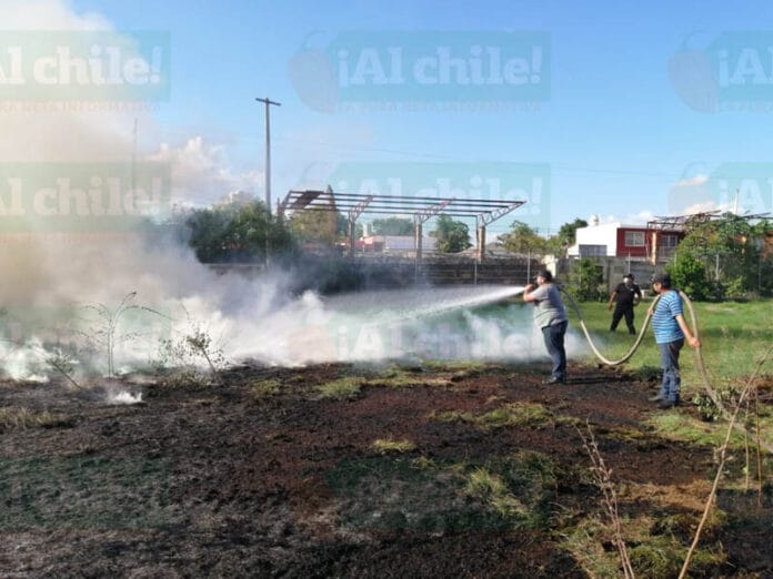 Incendio consume el pasto de un campo de béisbol en Motul