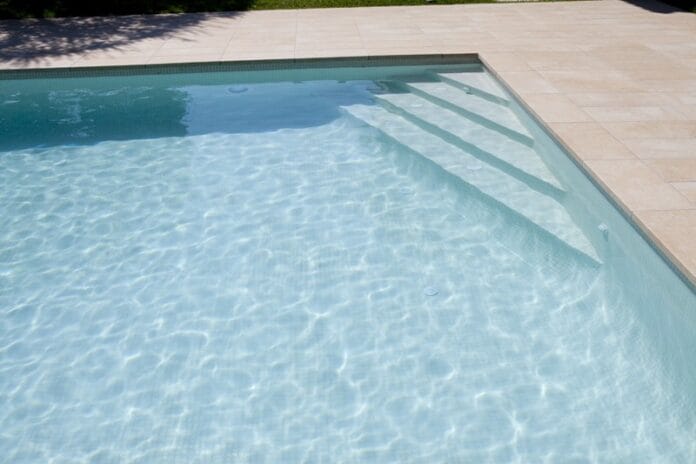 Chavito se desmaya y cae dentro de una piscina llena de agua en Cholul