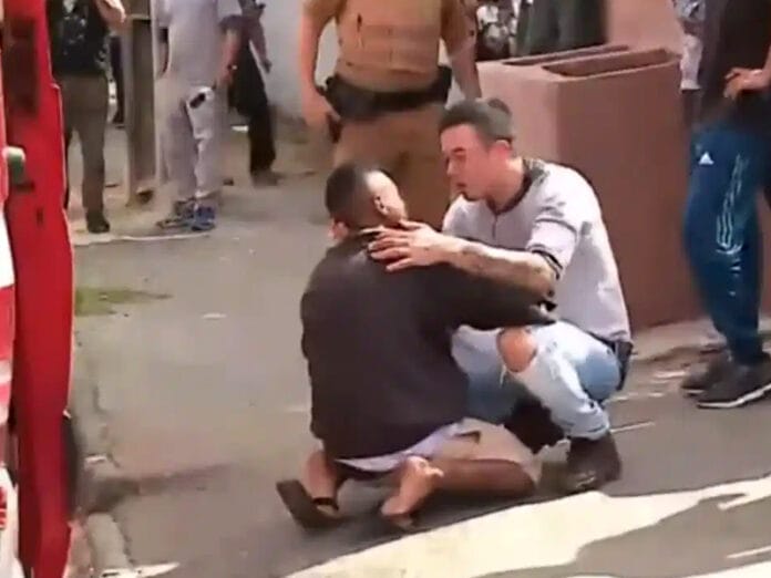 VIDEO: Hombre abraza y consuela al sujeto que atropelló a su hija