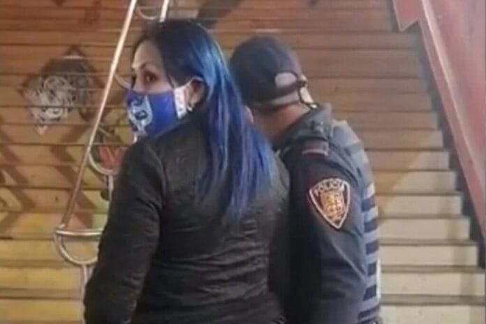 Graban a poli tocando partes íntimas a mujer en la vía pública (video)