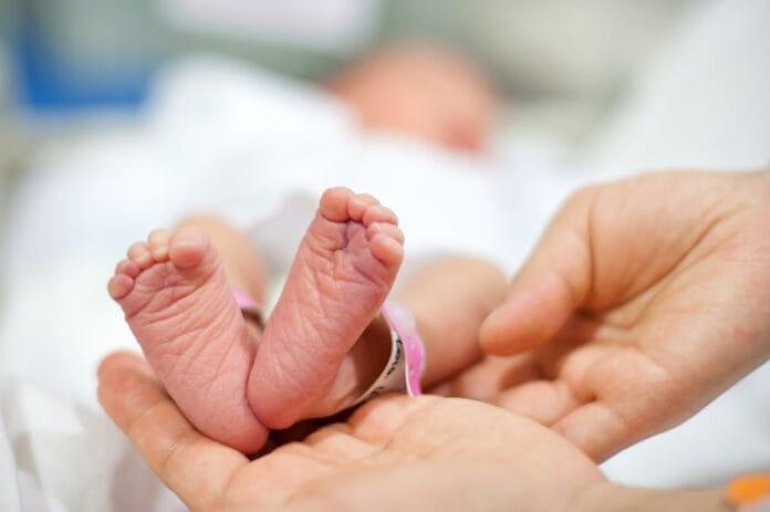 Bebé nace con un feto sin vida dentro de su estómago