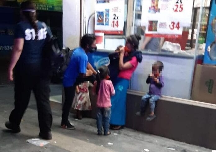 Abandonan a bebé por su propia madre afuera de una tienda