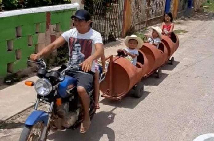 Papá de Maní crear tren con tambores y saca a pasear a sus hijos (fotos)
