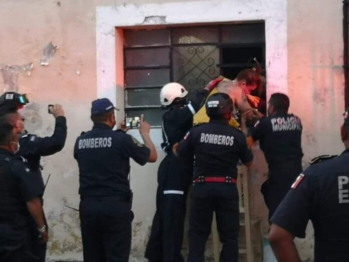 Cubana se atora en la ventana de su casa en Mérida; olvidó sus llaves
