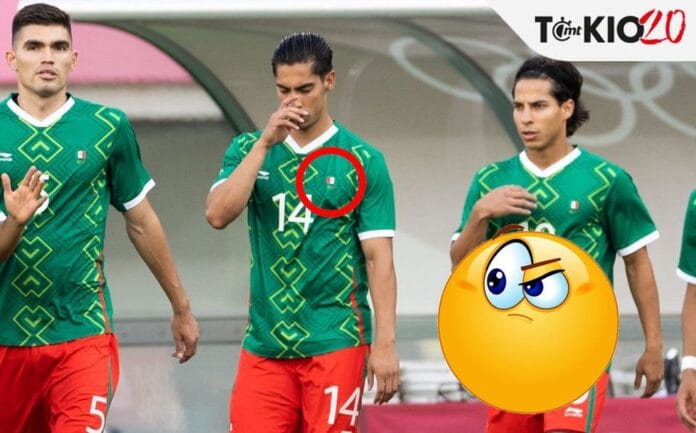 Ponen bandera de México al revés a futbolista de México en su playera
