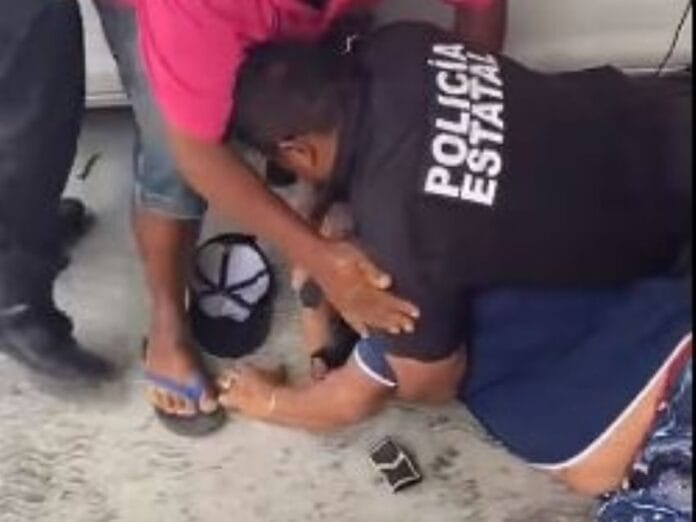 Policías someten violentamente a adulto mayor en Progreso (video)