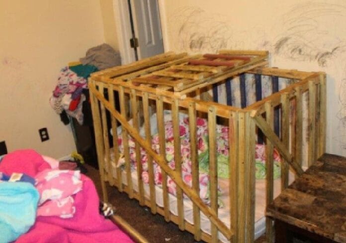 Mujer encerraba a su hija en una jaula porque tenía autismo