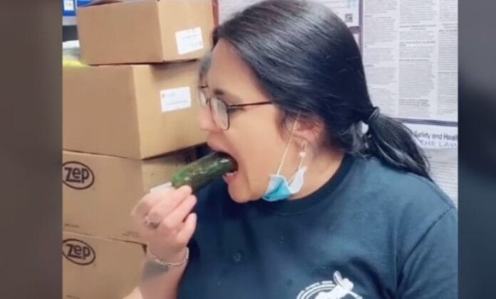 Presume que come más chile que un mexicano y por poco y muere (video)