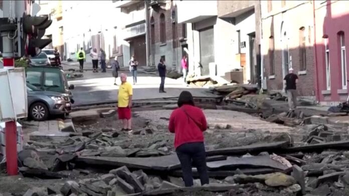 Reportera se unta lodo y finge ayudar tras inundación (video)