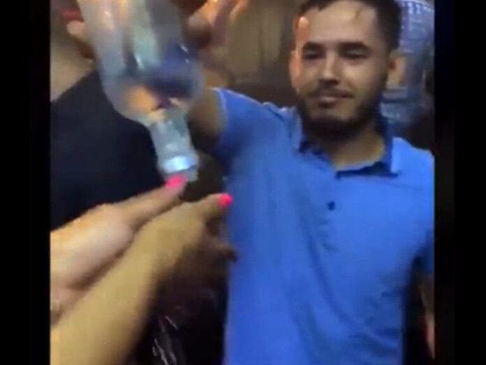 Chavos usan vodka para desinfectarse las manos (video)
