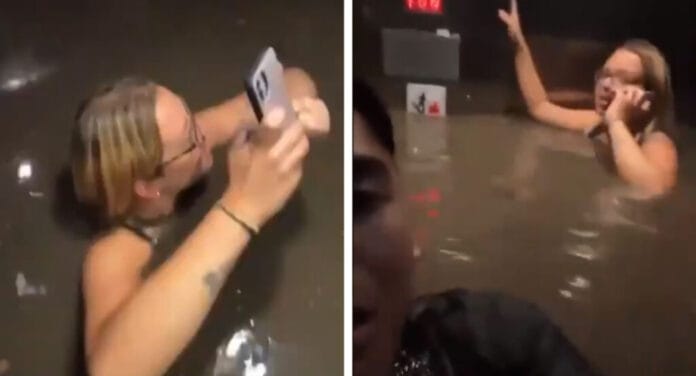 VIDEO: Tres jóvenes se quedan atrapados en elevador inundado