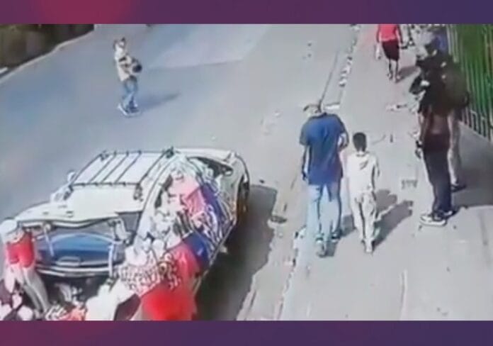 Sicarios ejecutan a hombre que caminaba con su hijo (VIDEO)