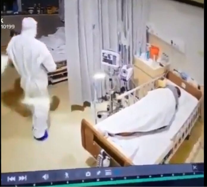 Paciente confunde a un trabajador de la salud con un fantasma (VIDEO)