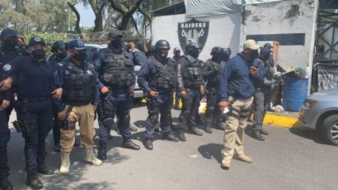 Raiders de Arboledas se enfrentaron a golpes con policías de Atizapán (VIDEO)