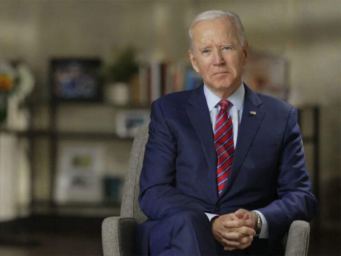 Joe Biden genera teorías conspitativas tras extraña pose