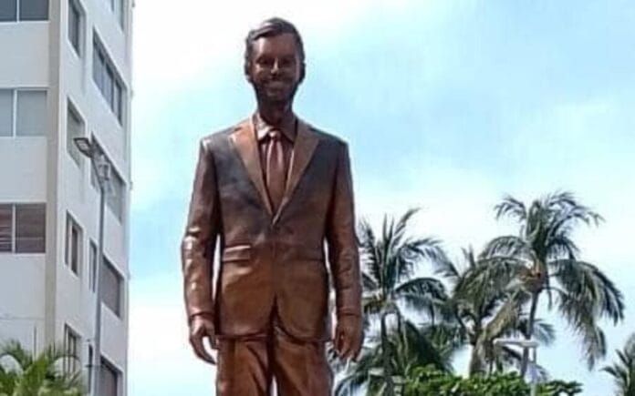 estatua de Eugenio Derbez en Acapulco