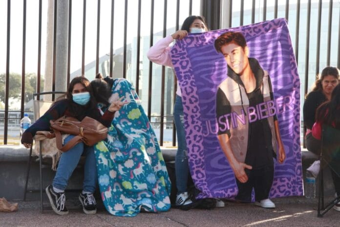 Fans de Justin Bieber acampan para conseguir boleto de 27 mil pesos