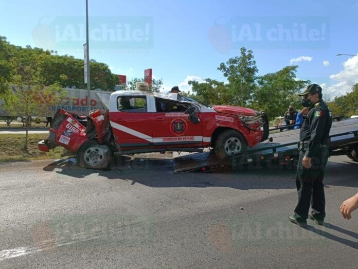 Paramédico de la SSP vuelca junto con su unidad en el periférico de Mérida