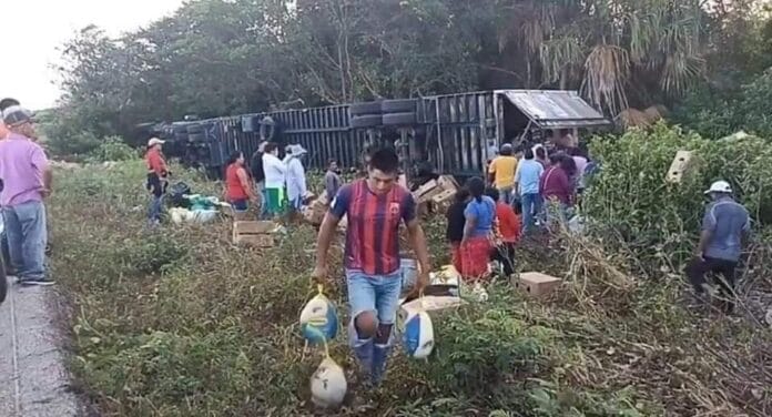 Saquean un trailer que transportaba pavos congelados en Campeche