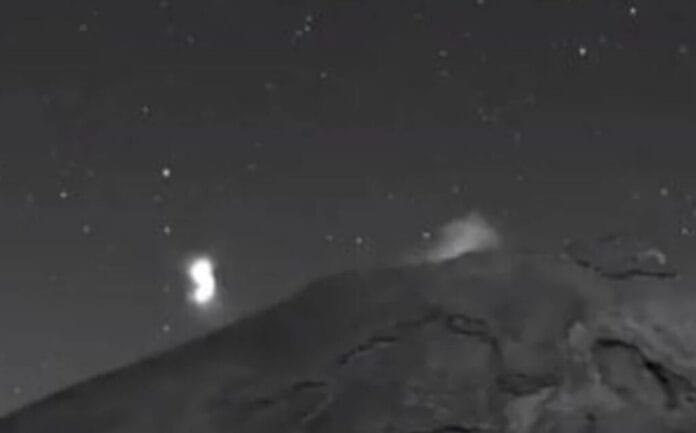 OVNI saliendo del volcán Popocatépetl