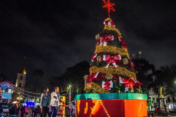 Alcalde finge se 'electrocuta' al encender el árbol de Navidad (VIDEO)