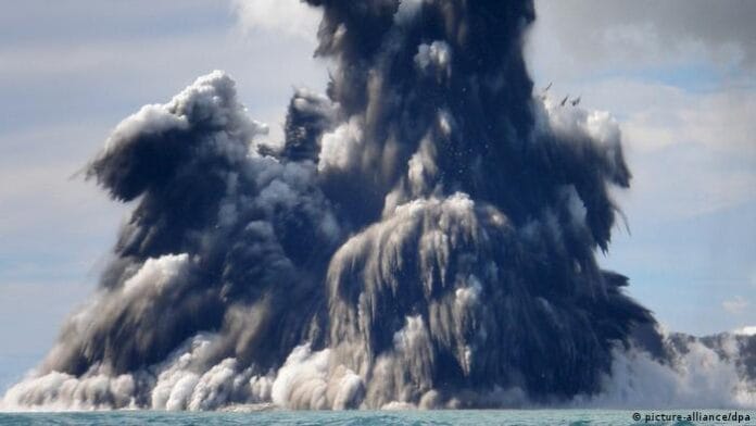 Tsunami golpea Tonga tras una gigantesca erupción volcánica en el mar