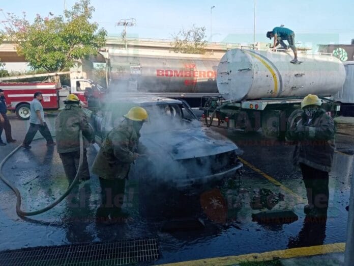 Se incendia una camioneta en el estacionamiento del Fracc. Cholul