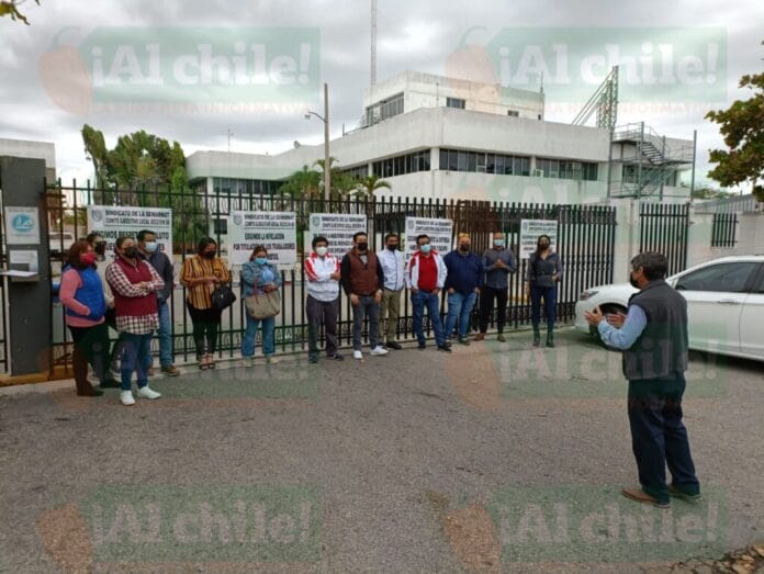 Empleados de Semarnat y Conagua bloquearon la entrada a las oficinas