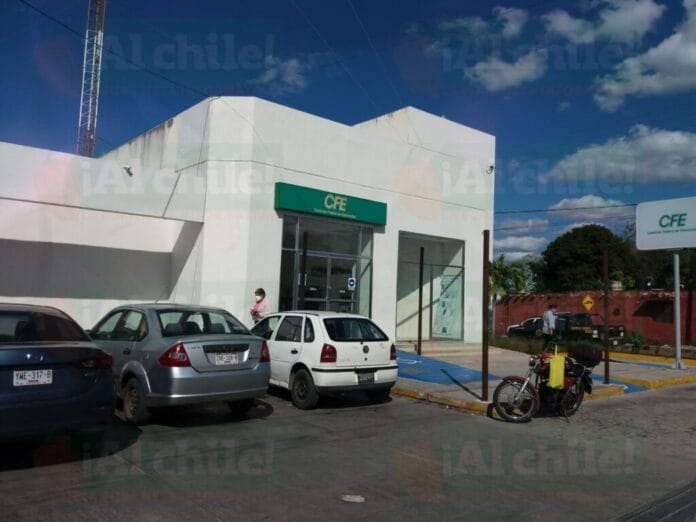 Mérida: Cajeros de la CFE no dan cambio