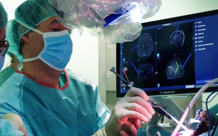 Mujer da a luz durante una cirugía cerebral