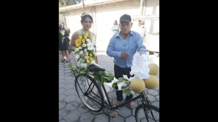 Padre llevó a su hija a su boda en bicicleta (VIDEO)