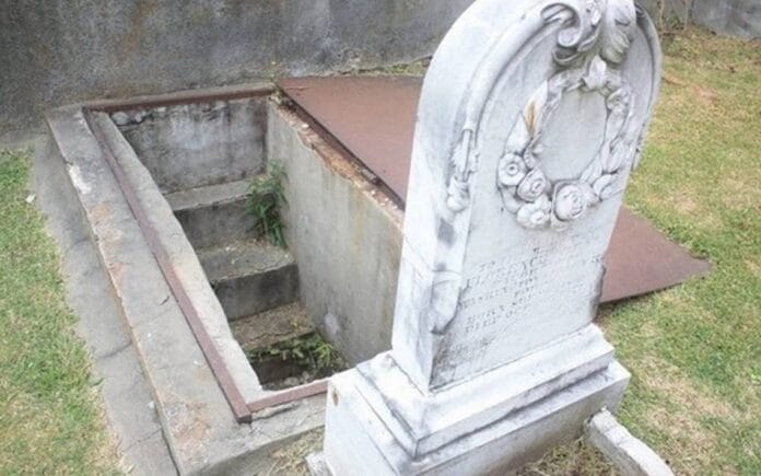 Fallece tras caerse en la tumba de su hijo; fue a visitarlo al cementerio
