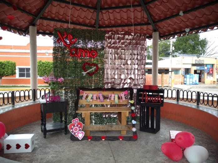 Decoran el kiosco municipal de Chocholá con temática de San Valentín