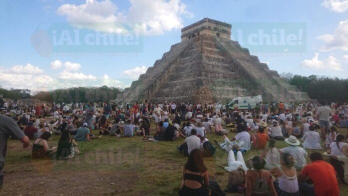 Miles disfrutan el descenso de Kukulcán en Chichén Itzá