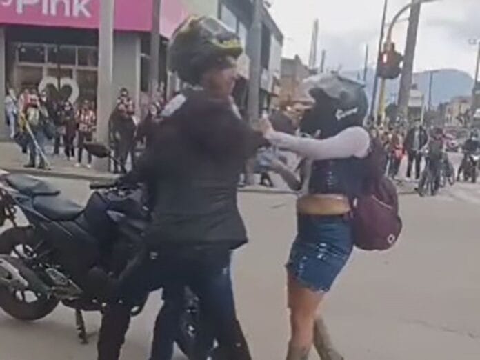 Mujer compra moto a su esposo y lo cacha viajando con amante (VIDEO)