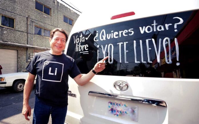 Critican a Mario Delgado por 'acarrear' votantes (FOTOS)