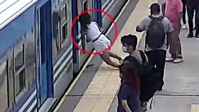 Mujer cae a las vías del tren cuando los vagones iban pasando (VIDEO)