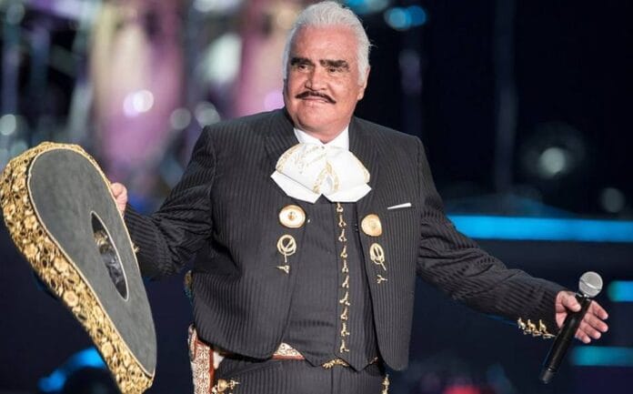 Vicente Fernández gana Grammy y presentador dice 'no pudo venir'