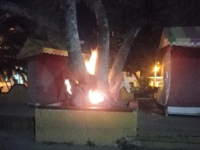 Vándalos prenden fuego en el centro de Cacalchén; vecinos exigen justicia