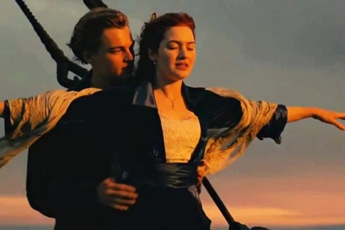 Pareja recrea escena del Titanic y novio muere ahogado
